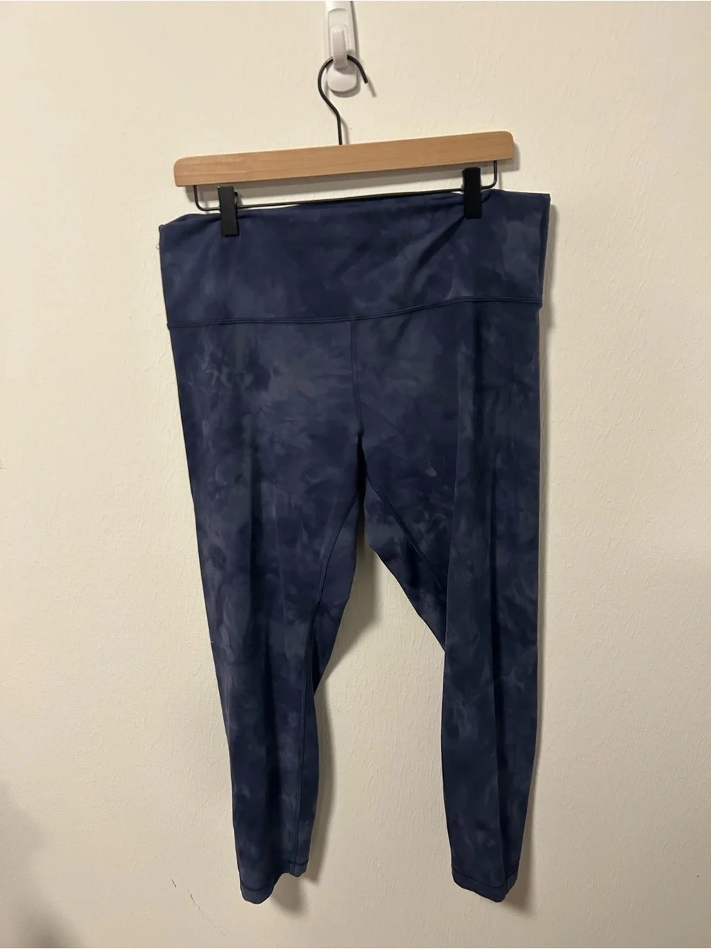 LuluLemon wonder train high-rise right